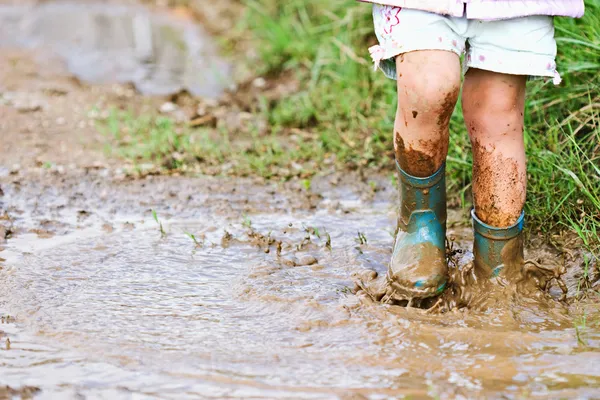 泥の水たまりで遊んでください。 — ストック写真