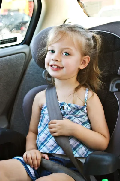 Mała dziewczynka w foteliku samochodowym — Zdjęcie stockowe