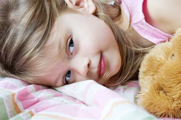 Dítě v posteli — Stock fotografie