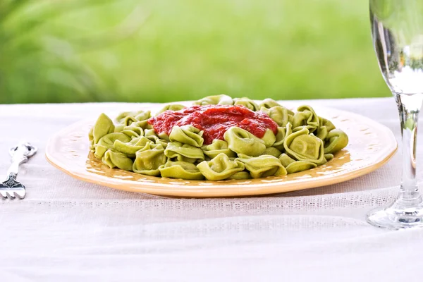 Spinat-Tortellini — Stockfoto