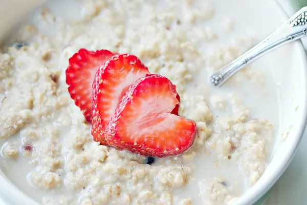 Hot Oatmeal with Strawberries — Stock Photo, Image