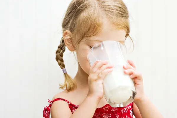 Beber leche infantil — Foto de Stock