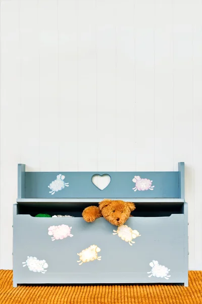 Speelgoed borst met teddy — Stockfoto