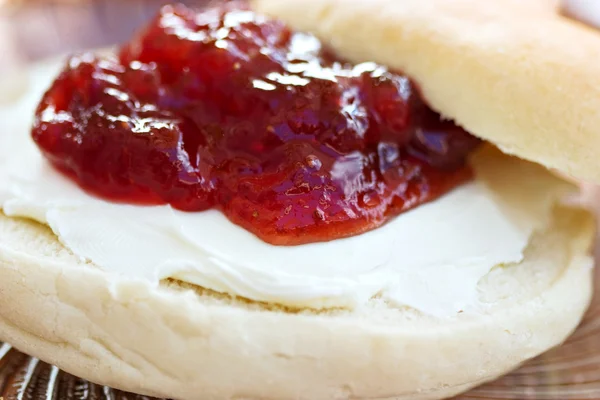 Bagel with cream cheese and preserves — Stock Photo, Image