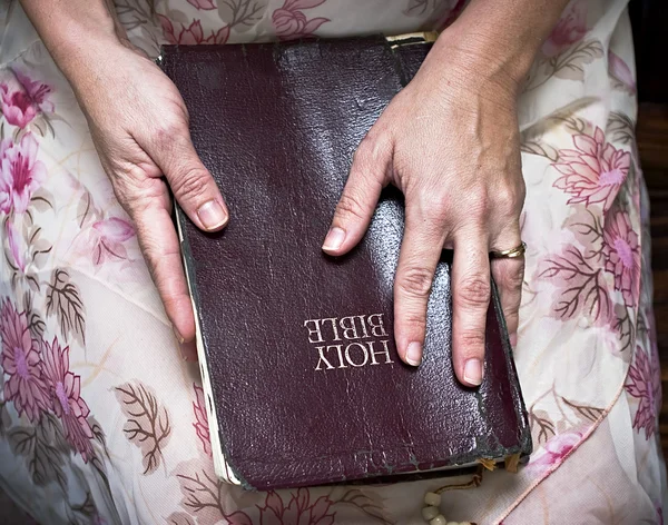 Руки держат Библию — стоковое фото