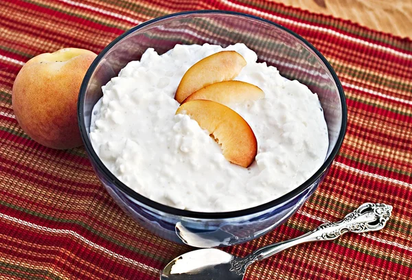 Cottage Cheese and Peaches — Stock Photo, Image