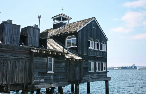 Стара морська будівля на палях — стокове фото