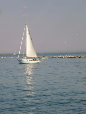 gün batımında yelkenli