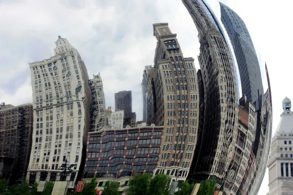 Reflexão de edifícios distorcidos — Fotografia de Stock