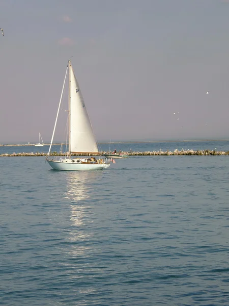 Barca cu pânze la apus — Fotografie, imagine de stoc