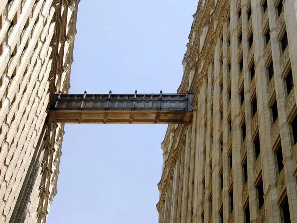 Binalar arasında köprü — Stok fotoğraf