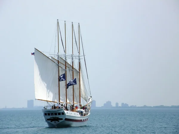 Piratenschiff auf dem Wasser — Stockfoto