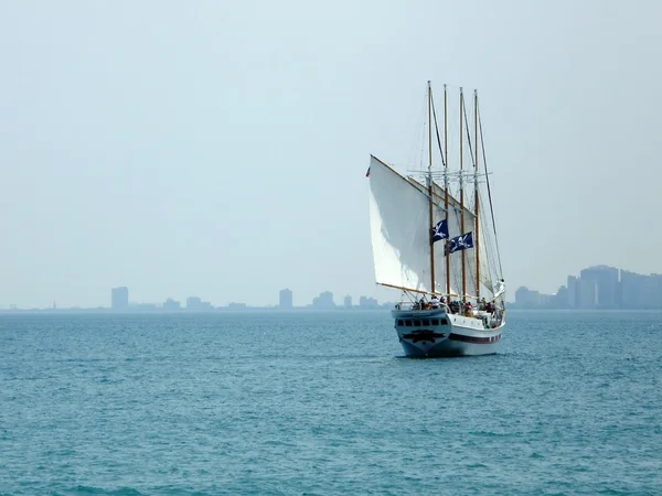 Pirátská loď na vodě — Stock fotografie