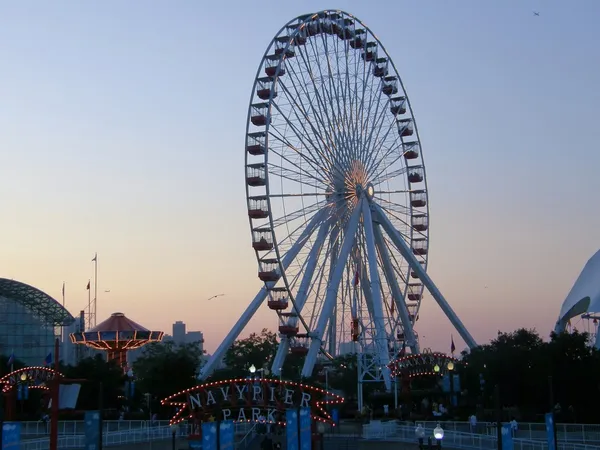 Navy Pier park and ferris wheel — Stock Photo, Image
