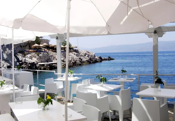 Restaurante en la orilla del mar Fotos De Stock Sin Royalties Gratis