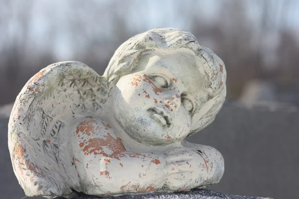 Pedra tumular de anjo no cemitério — Fotografia de Stock