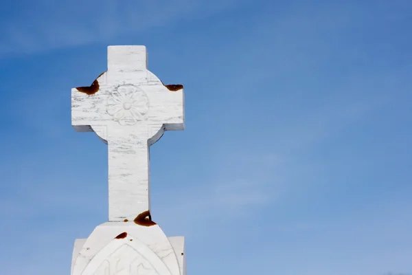 Kamienny krzyż nagrobek niebieski niebo — Zdjęcie stockowe