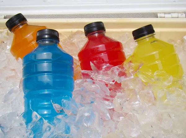 Bebidas energéticas esportivas no gelo — Fotografia de Stock