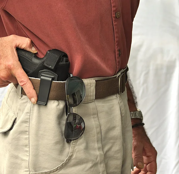 허리띠에 은폐 된 권총 — 스톡 사진