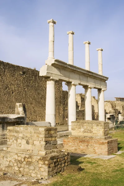 Колонны базилики Помпеи — стоковое фото