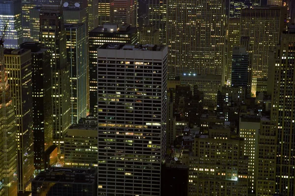 Здания NYC ночью — стоковое фото