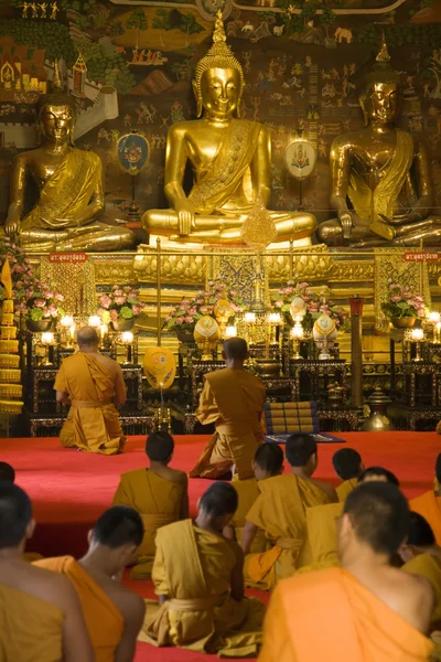 Thajské mniši uctívat — Stock fotografie