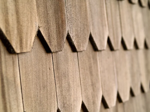 Trä kakel vägg på utsidan av ett hus — Stockfoto