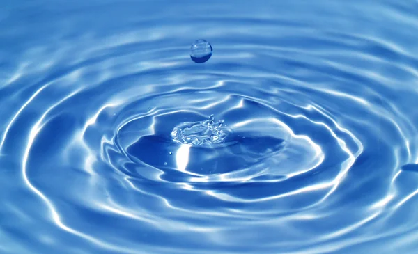 Macro of a water droplet and ripples — Stock Photo, Image