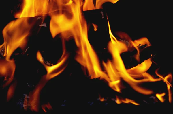 Пламя и угли — стоковое фото