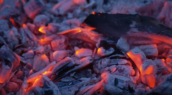 Flammor och glöd — Stockfoto