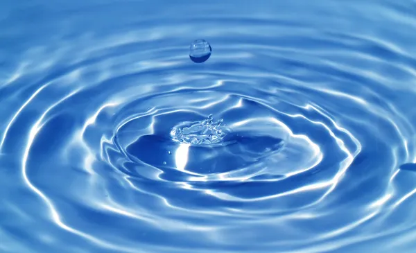 水液滴と波紋のマクロ ロイヤリティフリーのストック画像