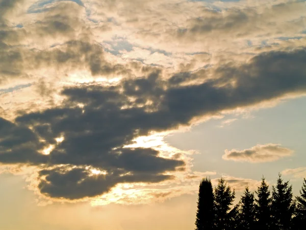 Sonne hinter gelben Wolken — Stockfoto