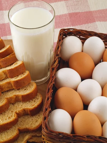 Mléko, vejce a chléb snídani sponek — Stock fotografie