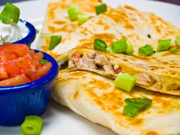 Ekşi krema ve salsa ile tavuk quesadilla — Stok fotoğraf