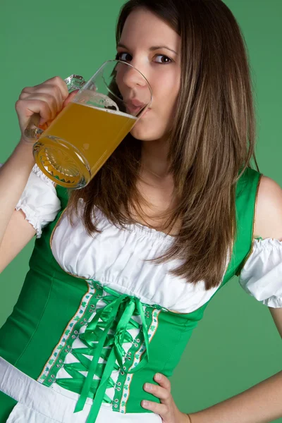 Женщина пьет пиво — стоковое фото