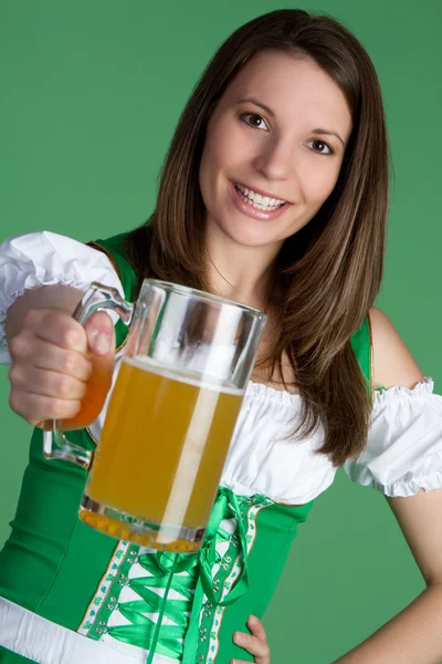 Irländsk öl kvinna — Stockfoto