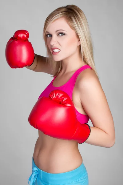 Mujer boxeadora agresiva — Foto de Stock