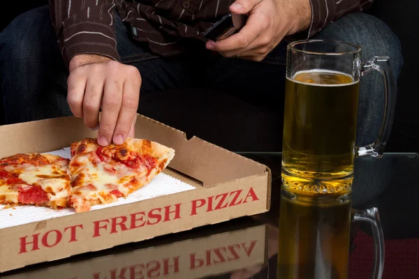 Pizza en bier — Stockfoto