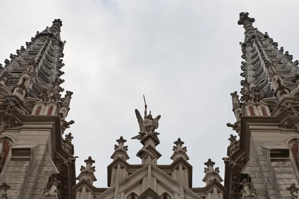 两座塔的哥特式大教堂 — 图库照片