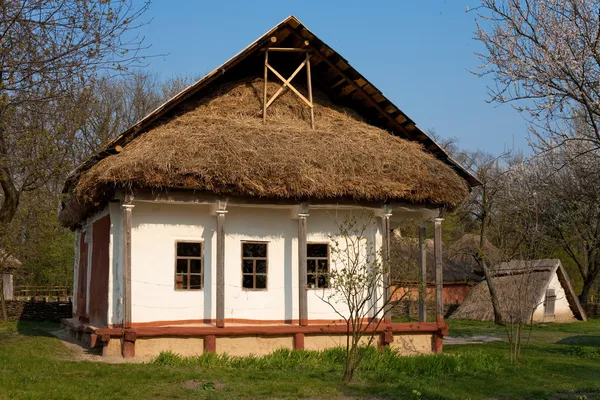 Старый глиняный дом — стоковое фото