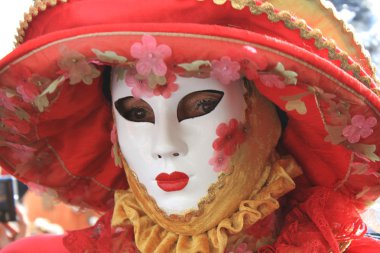 Venedik renkli kırmızı maske