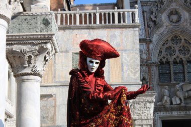 Venedik renkli maskesi