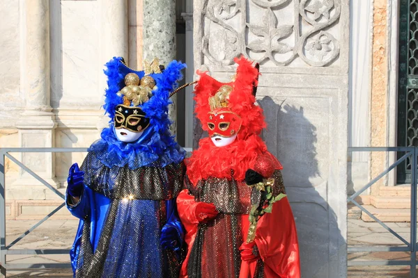 Benátky barevné maska v červené a modré — Stock fotografie