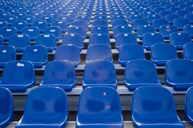 bir stadyumda mavi sandalye