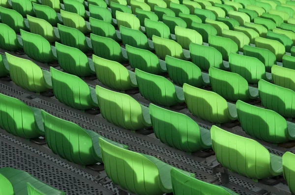 Cadeiras verdes em um estádio — Fotografia de Stock