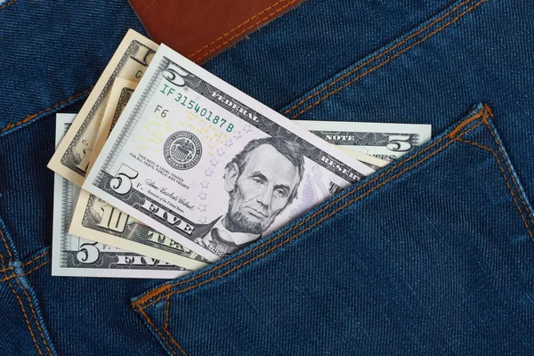 Dinero en el bolsillo vaqueros azules — Foto de Stock