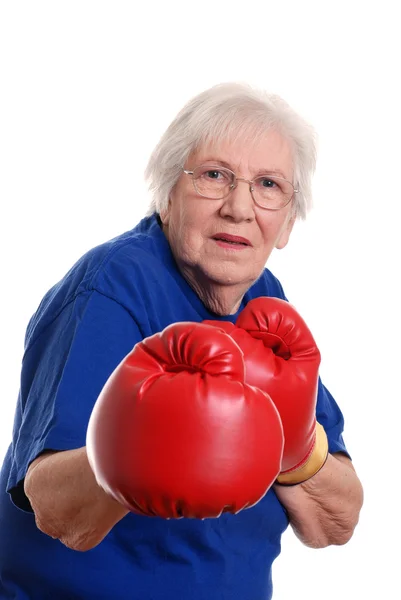 Äldre kvinna boxning — Stockfoto