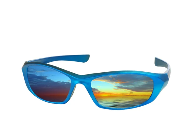 Солнечные очки с отражением заката — стоковое фото