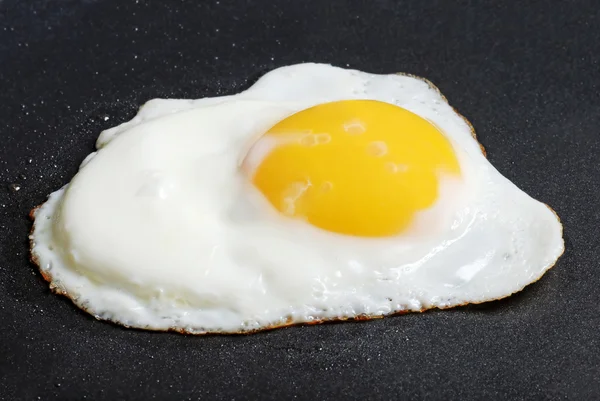 Жареное яйцо Саннисайд — стоковое фото
