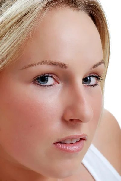 Ung kvinna med blå ögon på nära håll — Stockfoto
